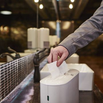 Dispensador Plstico Branco de Toalhas de Papel Interfolhas Tork